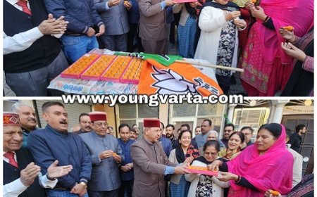 दिल्ली में भाजपा की जीत की खुशी में डॉ बिंदल के नेतृत्व में मिठाई बांटते भाजपा कार्यकर्ता