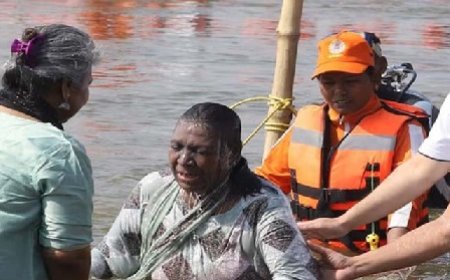 राष्ट्रपति द्रौपदी मुर्मू ने संगम में लगाई पवित्र डुबकी,राष्ट्र की सुख समृद्धि की कामना की