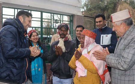 प्रशासन की संवेदनशीलता से परिजनों के पास पश्चिम बंगाल रवाना हुई भंगरोटू वृद्धाश्रम में रहने वाली महिला