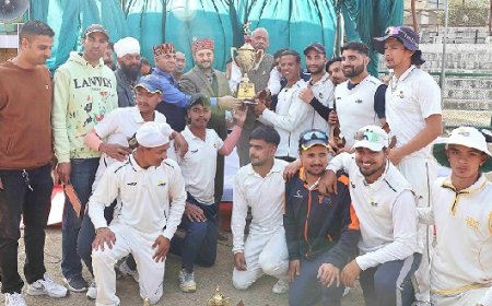 छोटी काशी में शिवरात्रि प्रीमियर लीग क्रिकेट प्रतियोगिता संपन्न,क्षेत्रीय ईलैवन ने अपने नाम की ट्राफी