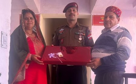 भारतीय सेना के नायक एवं पैरा कमांडो शशि ठाकुर सेना मुख्यालय में सेना मेडल वीरता से सम्मानित