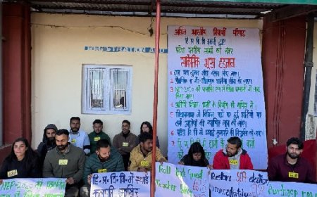 अखिल भारतीय विद्यार्थी परिषद ने छात्रों की मांगों को लेकर पिंक पेटल पर की भूख हड़ताल