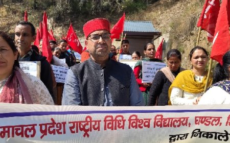 विश्वविद्यालय प्रशासन द्वारा गैर कानूनी तरीके से निकाले गए दैनिक भोगी ने विश्वविद्यालय परिसर में किया प्रदर्शन  