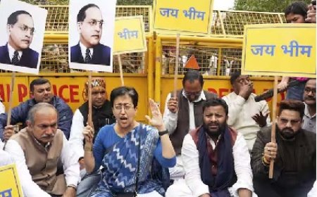 आम आदमी पार्टी के विधायकों ने विधानसभा परिसर में प्रवेश से रोकने के खिलाफ परिसर के बाहर किया प्रदर्शन  