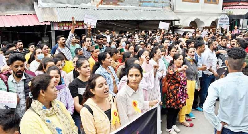 दस सालों में न नीति बनी ना ही बढ़ा वेतन , मांगे लेकर एमडी से मिलने पहुंचे एनएचएम आउटसोर्स महिला कर्मचारी 