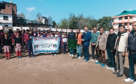 हमीरपुर के मुंडखर स्कूल में मिनी मैराथन से "बेटी बचाओ, बेटी पढ़ाओ का दिया संदेश