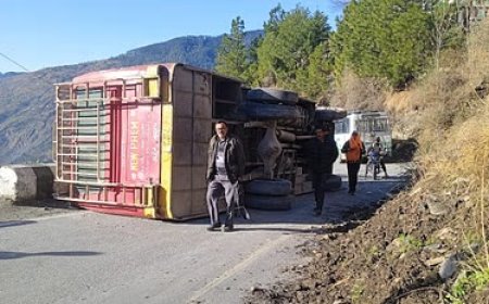 बड़ा हादसा टला : अनियंत्रित होने के बाद बीच सड़क पर पलटी निजी बस,कोई नुकसान नहीं