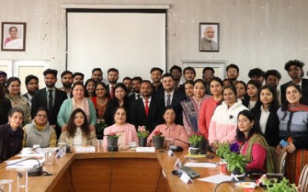 अंतरराष्ट्रीय महिला दिवस पर महिला कर्मचारियों को पौधे देकर जताया “प्यार और आभार”