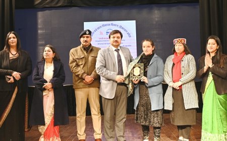 गेयटी थिएटर में अंतरराष्ट्रीय महिला दिवस की धूम, महिलाओं को आगे बढ़ने में हर संभव करें सहायता :अनुपम कश्यप