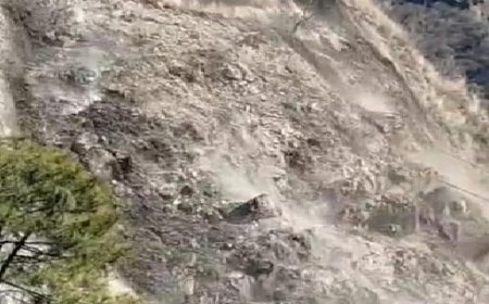 चंबा के उरेई-सांबरा मार्ग पर भारी भूस्खलन से मार्ग पर थमे वाहनों के पहिये 