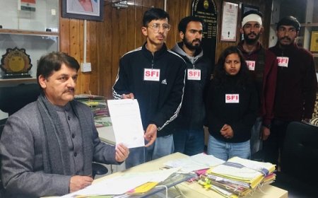 SFI एचपीयू इकाई ने AVBP के गुंडों द्वारा छात्रों पर किए गए बर्बर हमले के खिलाफ उप- कुलपति के माध्यम से कुलपति को सौंपा ज्ञापन  