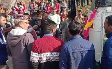 PMGSY के तहत बनी सैंज-कड़ियाणा सड़क पर पहली बार बस देख ग्रामीण गदगद 