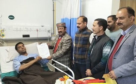 एसपी ने गोलीकांड में घायल हुए पूर्व विधायक बंबर ठाकुर के पीएसओ संजीव कुमार को प्रशस्ति पत्र देकर किया सम्मानित