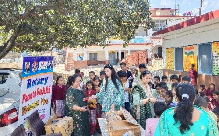 रोटरी सखी पांवटा साहिब की अध्यक्ष डॉ हरलीन कौर ने स्कूली बच्चों को पाठ्य सामग्री की वितरित 