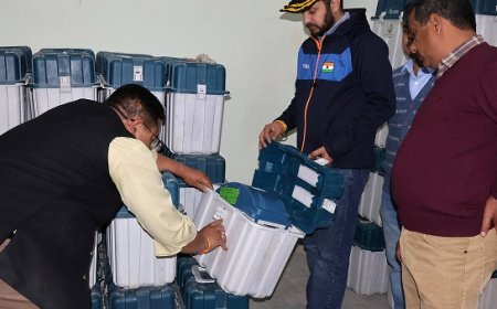 जिला निर्वाचन अधिकारी ने त्रैमासिक ईवीएम और वीवीपैट भंडार कक्ष का किया निरीक्षण  