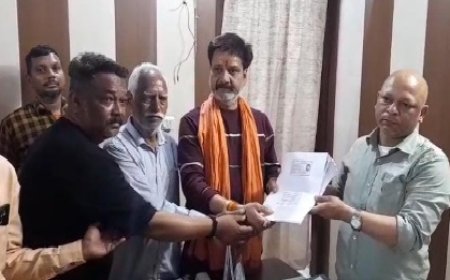 रेड़ी पटरी के लघु व्यापारियों ने लाइसेंस व परिचय पत्र दिए जाने की मांग को लेकर प्रथम चरण में किया आवेदन