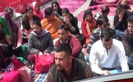 आउट सोर्स कर्मचारियों का प्रदर्शन, वेतन वृद्धि और स्थाई पॉलिसी की सरकार से मांग 