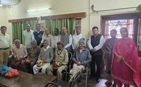 मुख्यमंत्री के जन्मदिन पर वृद्ध आश्रम और बाल आश्रम में बांटे फल