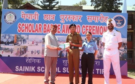 कैप्टन रणजीत सिंह ने सैनिक स्कूल के मेधावी विद्यार्थियों को बांटे पुरस्कार