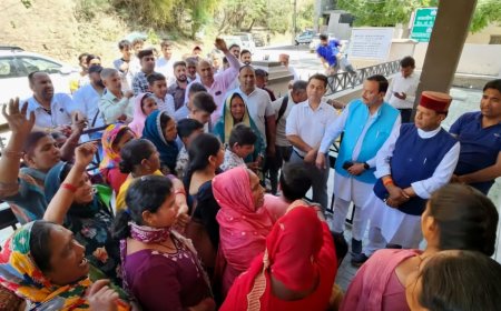 नाहन विधानसभा के मण्डेरवा में पुल निर्माण ठप , डॉ. राजीव बिंदल की अगुवाई में ग्रामीणों ने किया पीडब्लयुडी कार्यालय का घेराव