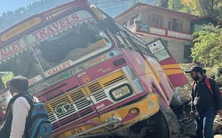 बंजार-बठाहड़ सड़क पर बाड़ीरोपा के पास निजी बस दुर्घटनाग्रस्त, हादसे में सवारियां चोटिल 