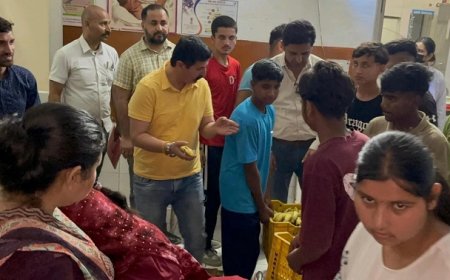 पूर्व मुख्यमंत्री प्रेम कुमार धूमल के जन्मदिन पर पांवटा साहिब अस्पताल में रोगियों को बांटे फल