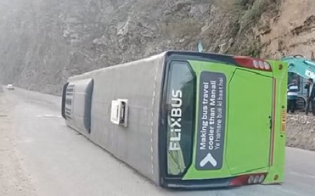 पहाड़ी से टकराकर सड़क पर पलटी दिल्ली से कसोल जा रही वोल्वो बस,हादसे में 30 यात्री घायल 