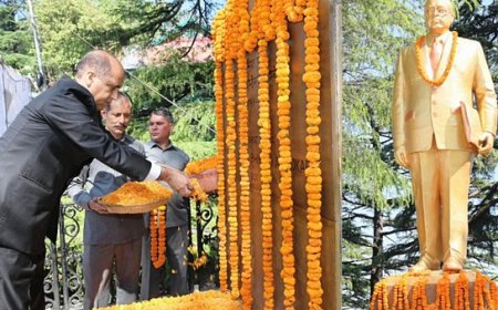 शिमला के चौड़ा मैदान में अंबेडकर प्रतिमा के सामने भाजपा ने पुष्पांजलि की अर्पित