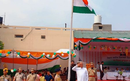 हिमाचल दिवस पर ऊना में राष्ट्रीय ध्वज फहराकर कृषि एवं पशुपालन मंत्री प्रो चंद्र कुमार ने भव्य परेड की दी सलामी 