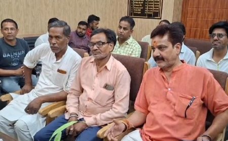 लघु व्यापारियों के प्रतिनिधिमंडल ने नगर आयुक्त से मुलाकात कर अपनी चार सूत्रीय माँगो का सौंपा ज्ञापन 