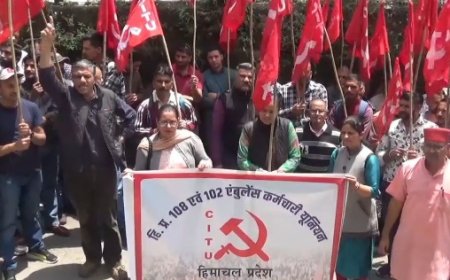 सीटू के बैनर तले 102 और 108 एंबुलेंस कर्मचारी यूनियन ने  मांगों को लेकर नेशनल हेल्थ मिशन कार्यालय के बाहर दिया धरना प्रदर्शन