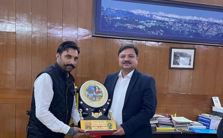 उपायुक्त शिमला अनुपम कश्यम से पौड़िया पंचायत प्रधान तपेंद्र मोहन शर्मा से की शिष्टाचार भेंट  