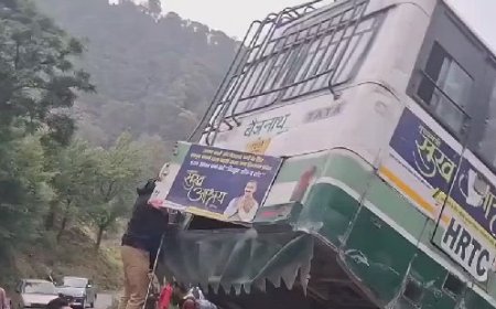 अनियंत्रित होकर सड़क से बाहर लुढ़की एचआरटीसी के बैजनाथ डिपो की बस, यात्रियों में मची चीख-पुकार