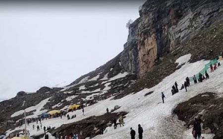 लाहाैल के रोहतांग व कुंजम दर्रा में बर्फबारी से  ढकी पहाड़ियां 