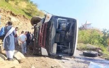 सोलन जिले के अर्की के सरयांज में एचआरटीसी की बस पलटने से 13 यात्री घायल