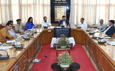 सभी मानकों में शिमला को अग्रणी जिला बनाने के लिए तत्परता से कार्य करें अधिकारी : उपायुक्त