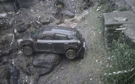 कुल्लू के जगातखाना में बादल फटने से नाले में आई बाढ़ में सड़क किनारे खड़ी 15 गाड़ियां बहीं