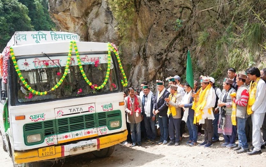 राजस्व मंत्री ने किन्नौर के छोण्डा से थाच गांव के लिए एचआरटीसी की बस सेवा को हरी झंडी दिखाकर किया रवाना