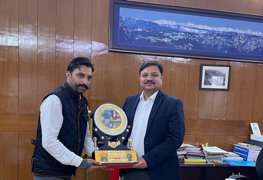 उपायुक्त शिमला अनुपम कश्यम से पौड़िया पंचायत प्रधान तपेंद्र मोहन शर्मा से की शिष्टाचार भेंट