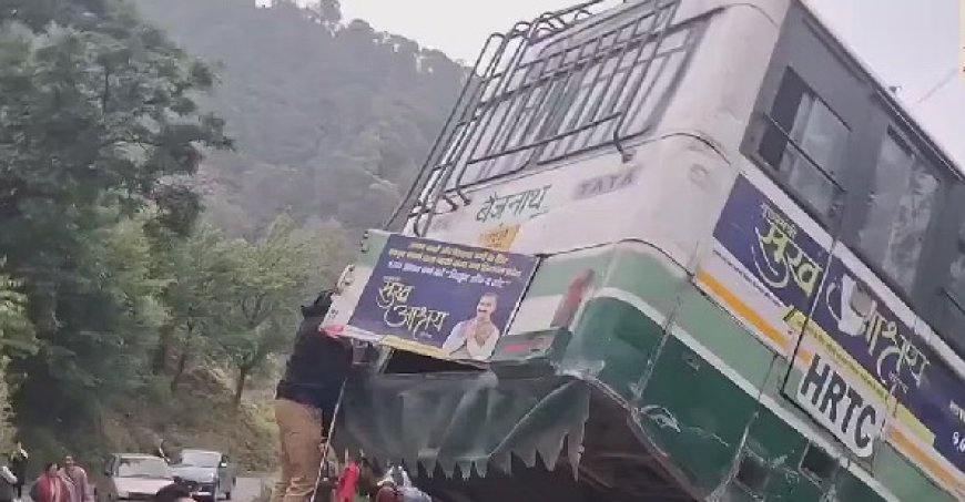अनियंत्रित होकर सड़क से बाहर लुढ़की एचआरटीसी के बैजनाथ डिपो की बस, यात्रियों में मची चीख-पुकार