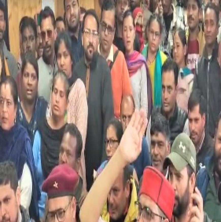वेतन में वृद्धि न होने पर भड़के सैहब सोसायटी के कर्मी, नगर निगम कार्यालय के बाहर किया प्रदर्शन