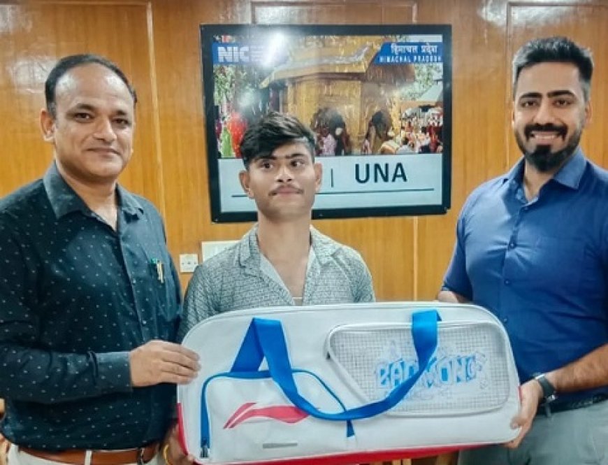 डीसी ने पैरा बैडमिंटन खिलाड़ी दिशांत चौधरी को भेंट की बैडमिंटन किट