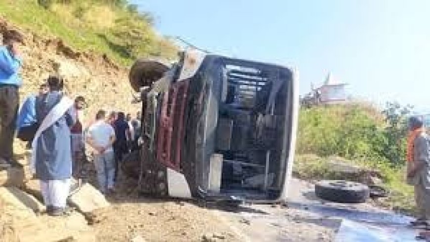 सोलन जिले के अर्की के सरयांज में एचआरटीसी की बस पलटने से 13 यात्री घायल