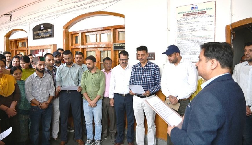 राष्ट्रीय आतंकवाद विरोधी दिवस पर कर्मचारियों को उपायुक्त ने दिलाई शपथ