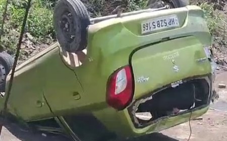 अनियंत्रित कार सडक़ से नीचे एक मकान की छत्त पर गिरी कार, हादसे में कार चालक की मौत