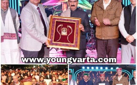 सीएम ने अंतरराष्ट्रीय शिमला ग्रीष्मोत्सव के समापन समारोह की अध्यक्षता कर ग्रीष्मोत्सव की स्मारिका का किया विमोचन  