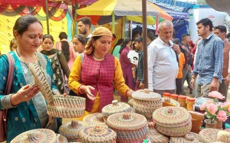 गांव की बेटियां, महिलाएं बन रहीं उद्यमी: हिम इरा शॉप से आत्मनिर्भरता और संस्कृति का नया अध्याय