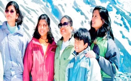 जून में हिमाचल के ऊंचाई वाले क्षेत्रों में हुई बर्फबारी के बाद सैलानियों ने पर्यटन स्थलों का किया रुख