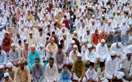 मुस्लिम समुदाय के लोगों ने ईदगाह में सामूहिक रूप से अदा की ईद की नमाज