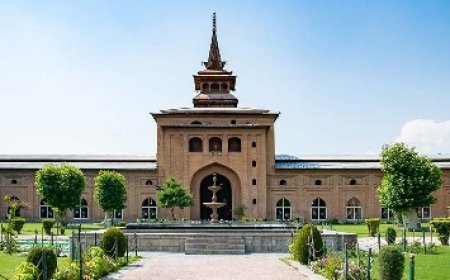जम्मू कश्मीर में अधिकारियों ने शहर की ऐतिहासिक जामिया मस्जिद में ईद की नमाज अदा करने की नहीं दी अनुमति  